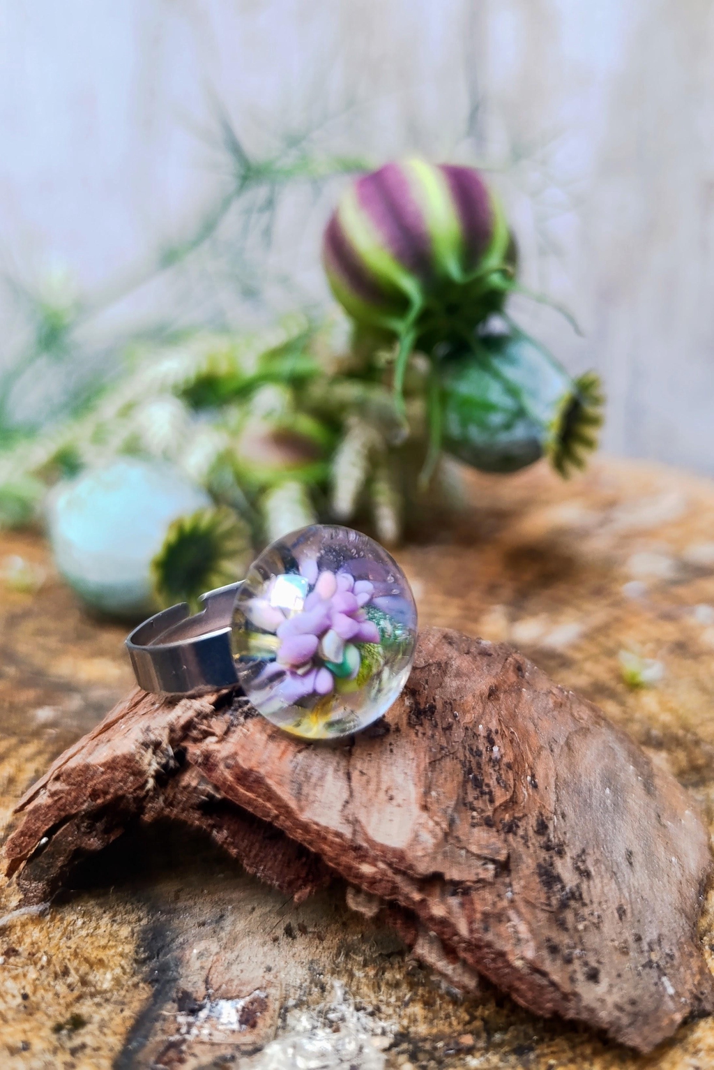 Une belle sélection de bagues en verre filé,
monture plaqué argent
verre au chalumeau
artisan verrier
bijoux en verre