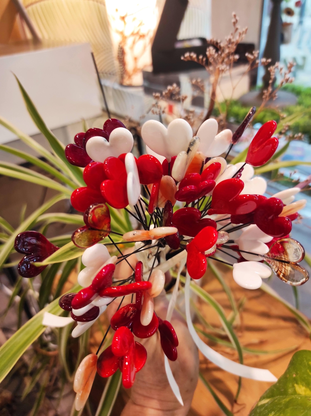 Des décorations poétiques en verre filé au chalumeau.
Dômes de verre
Petits mondes sous cloche
Artisan verrier
Décorations en verre