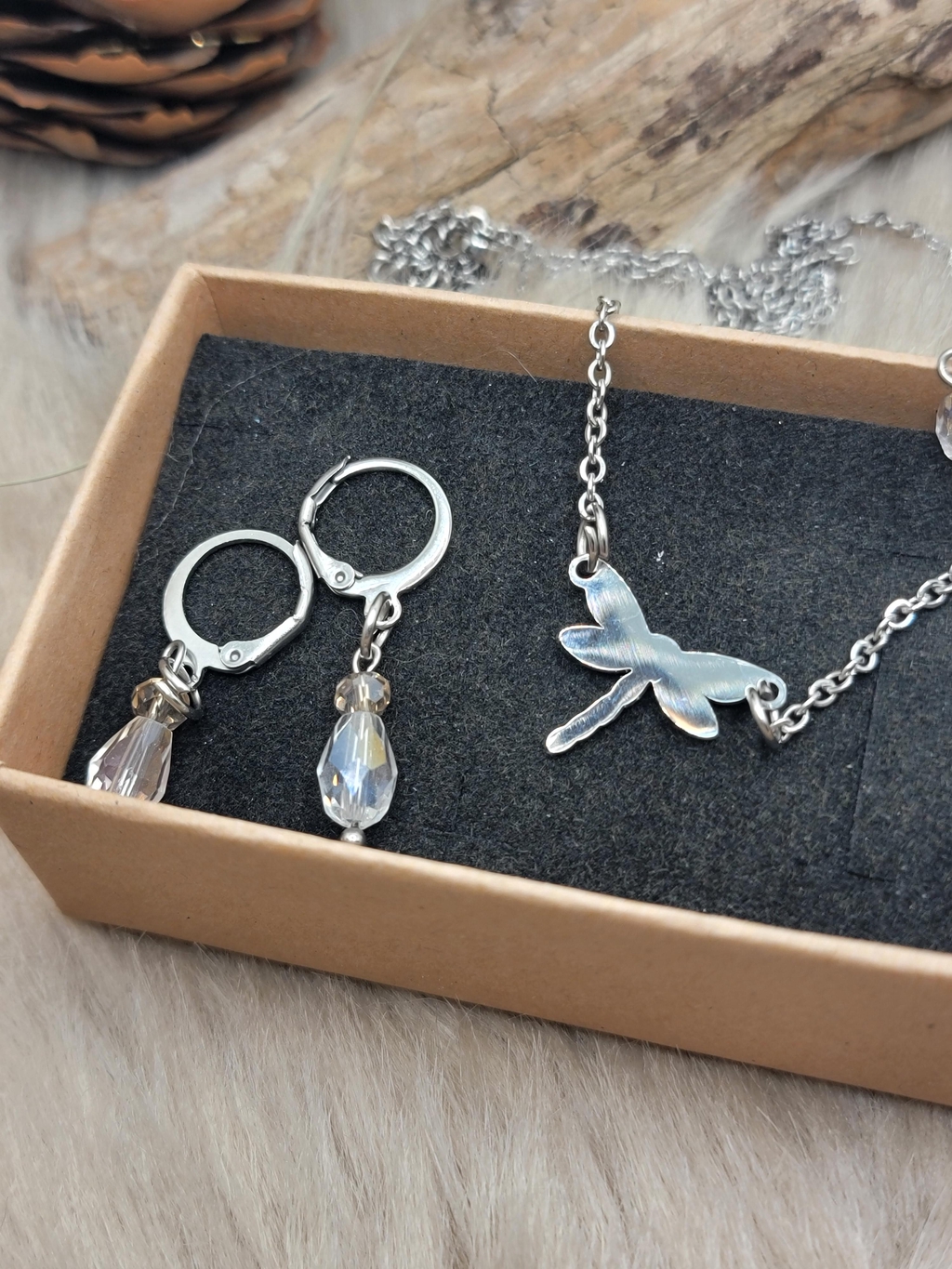 Collier libellule et boucle en perles de verre