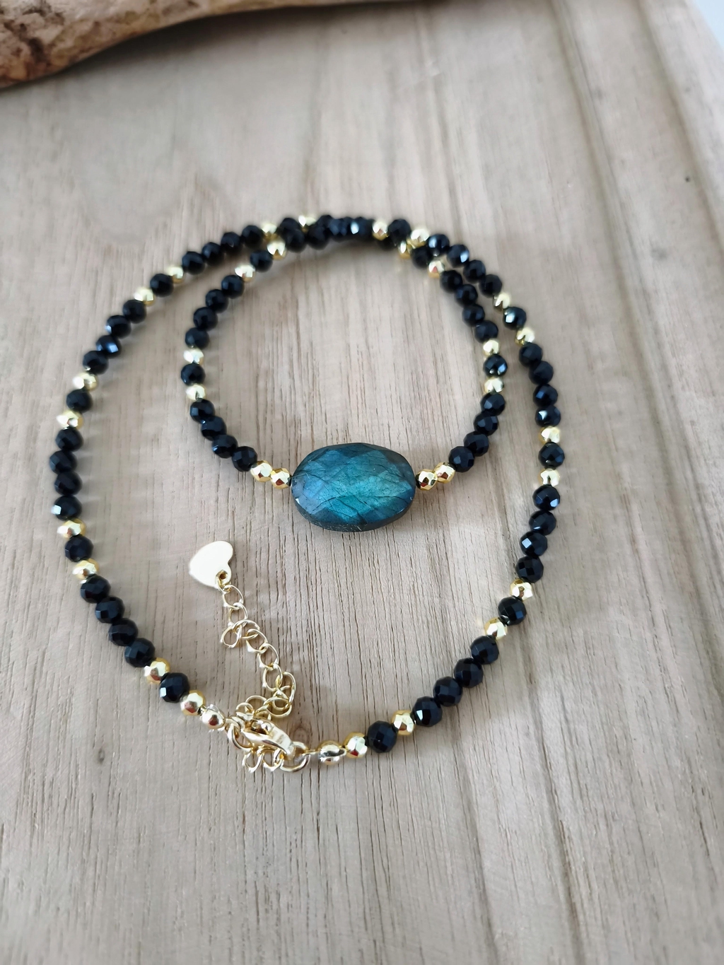 Venez découvrir les nouveautés en pierres naturelles en labradorite  bracelets et hématite