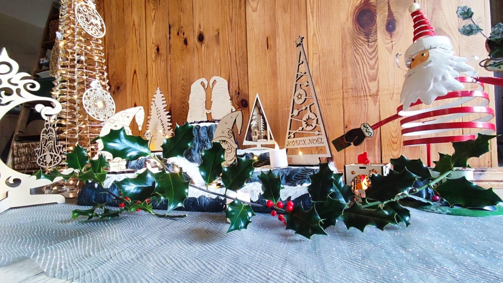 Décorations de Noël en bois découpées et gravées au laser.