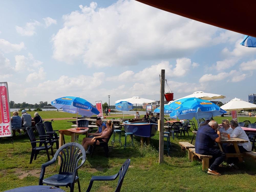 Patat, een drankje, een ijsje of snack? Strijk neer op het gezellige terras van DEK Blauwestad