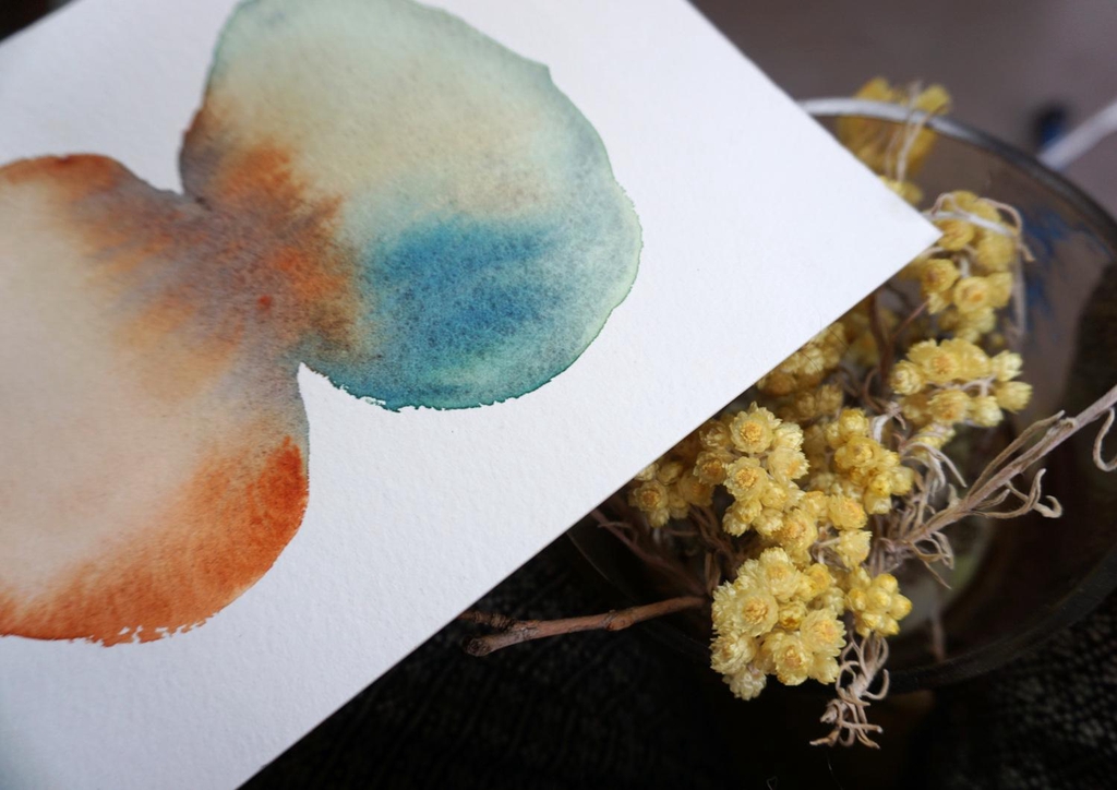 Oeuvre abstraite à l'aquarelle représentant des formes rondes, inspirée par les lacs de montagne