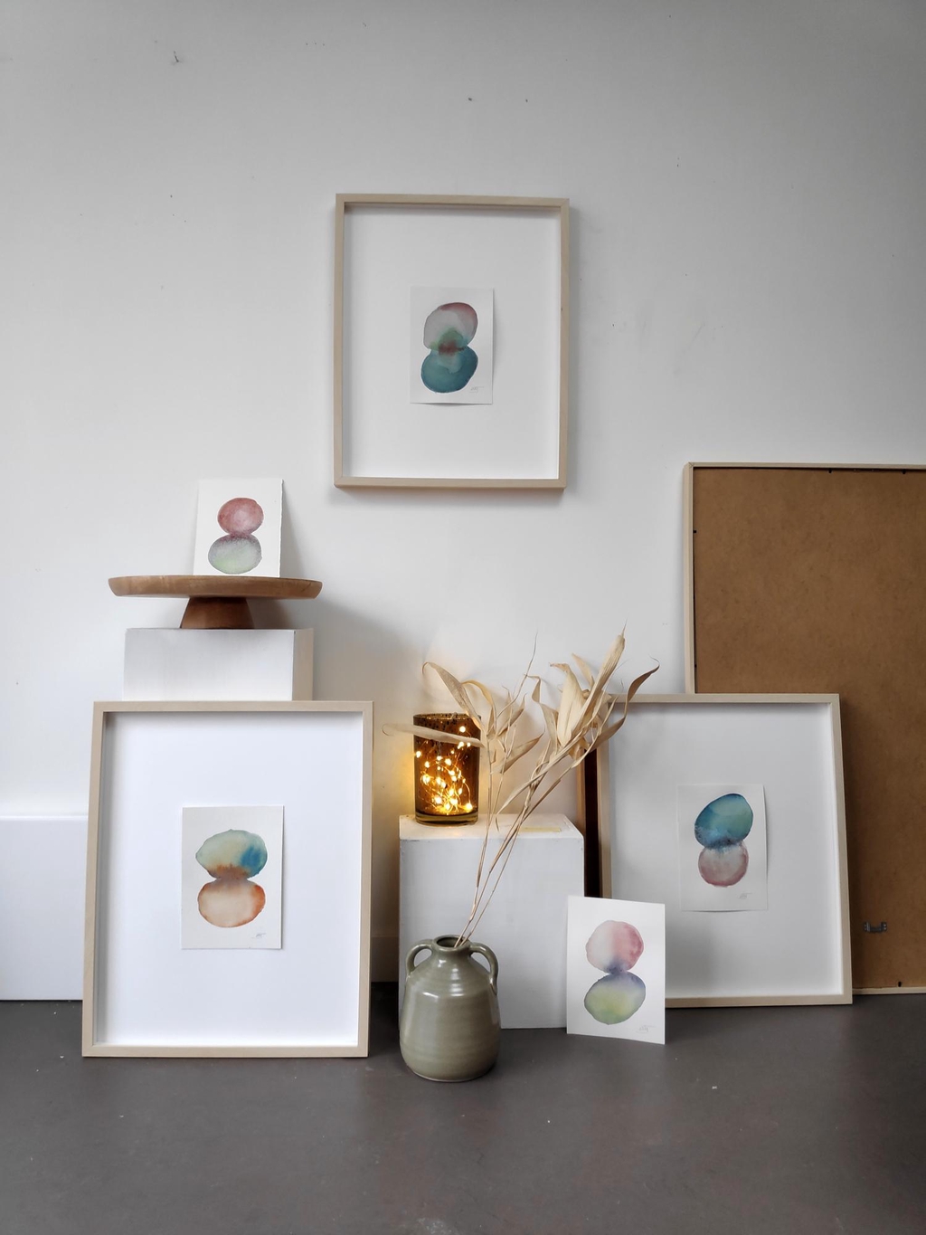 Photo des œuvres présentées encadrées. L'ensemble de la collection est harmonieux et en forme circulaire.