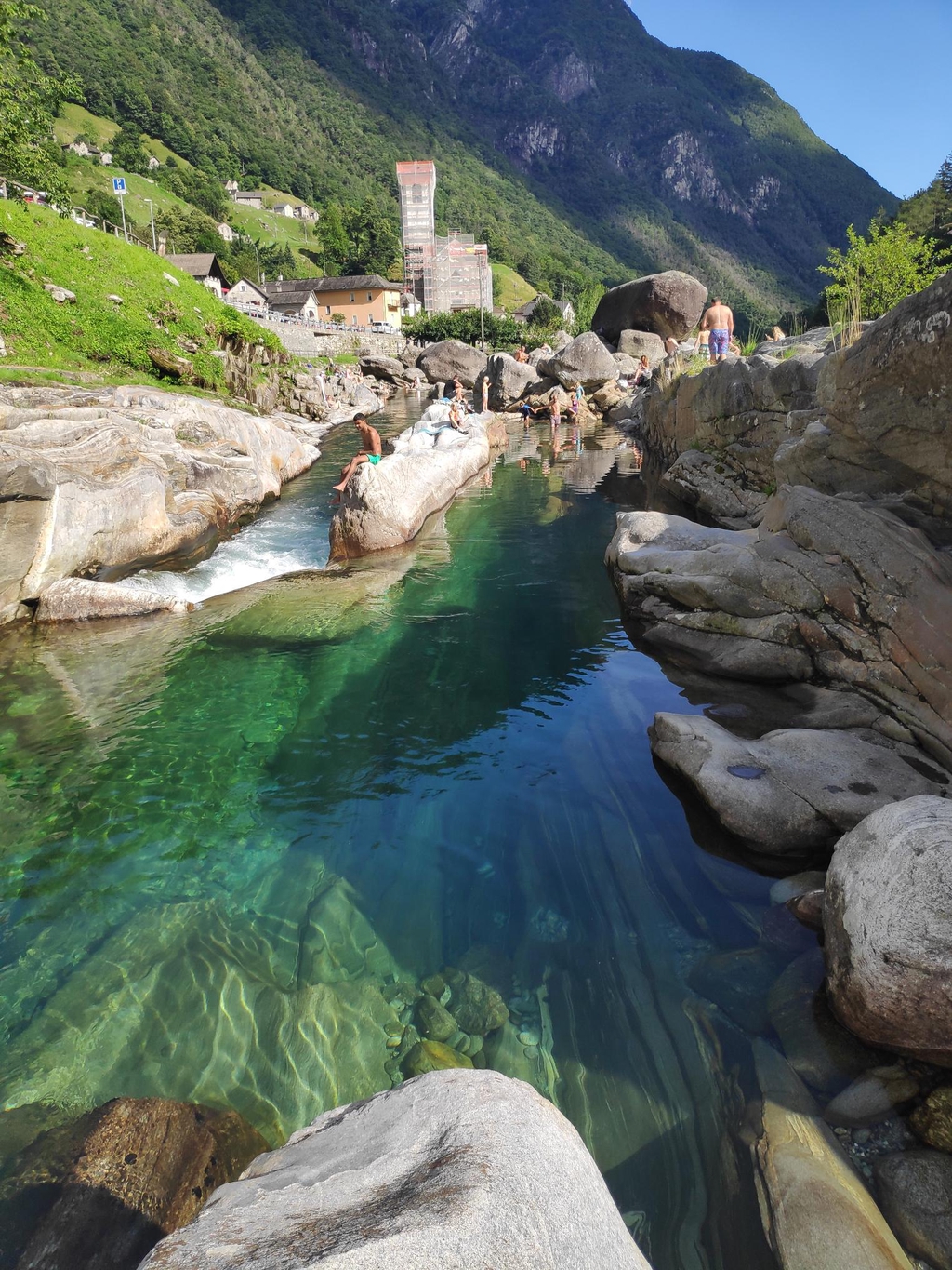 photo des eaux bleues de la rivière Verzaska en Suisse, Tessin