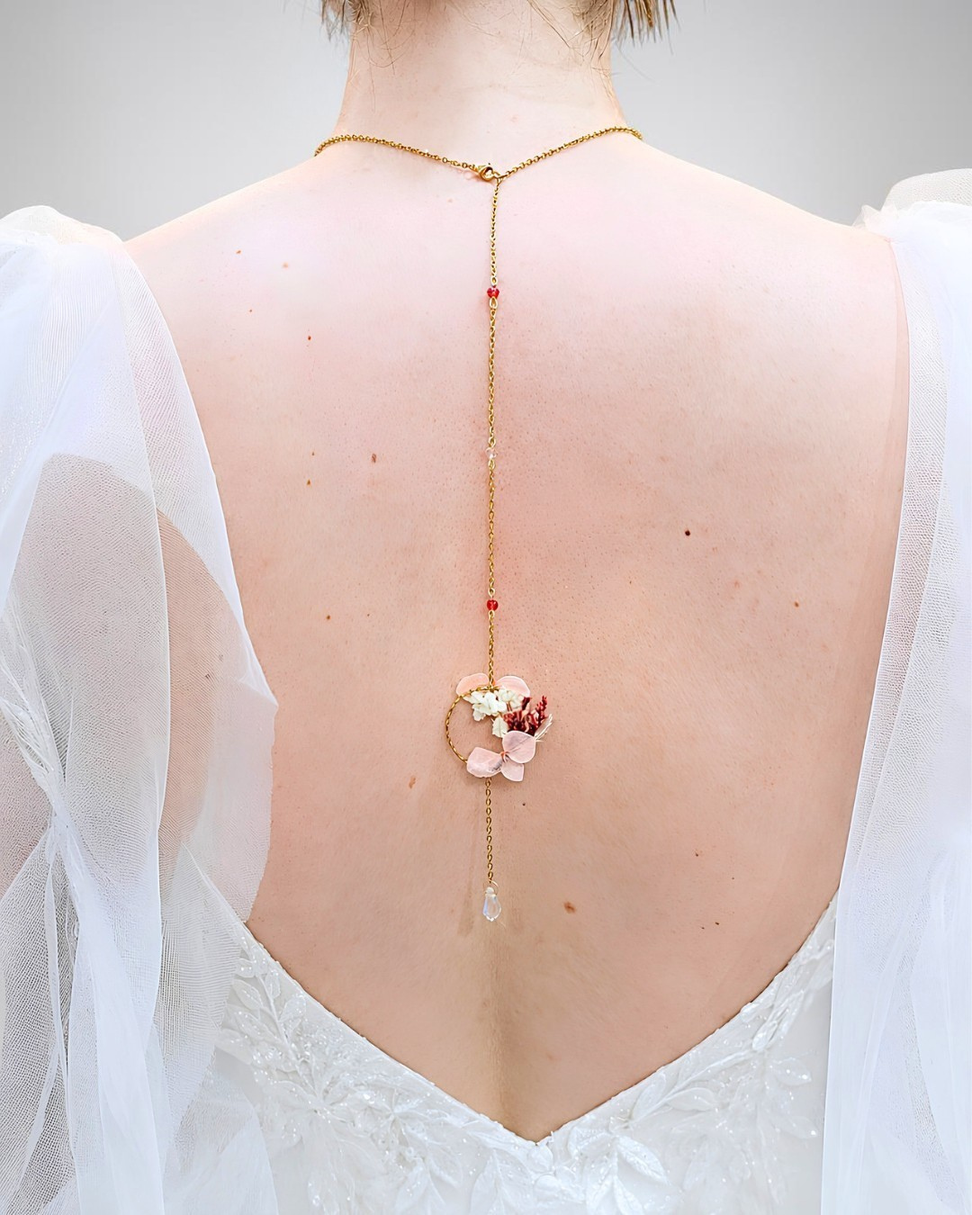 Bijou de créateur personnalisé, bijou de dos de mariage : chaîne acier inoxydable plaqué or, pendentif anneau acier inoxydable plaqué or serti de fleurs séchées blanches, roses et rouges, se terminant par une perle de cristal autrichien lumineux en forme de goutte