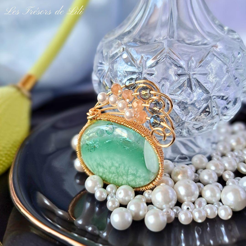 Broche de créateur, cuivre plaqué or tissé à la main & pierre naturelle d'Hémimorphite