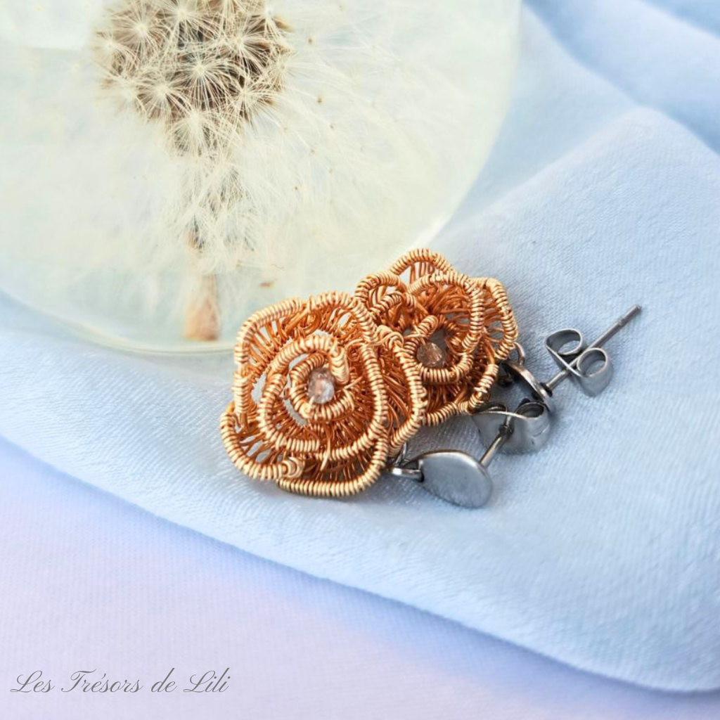 Boucles d'oreilles de créateur en forme de rose, cuivre plaqué or tissé à la main & puces d'oreilles acier inoxydable