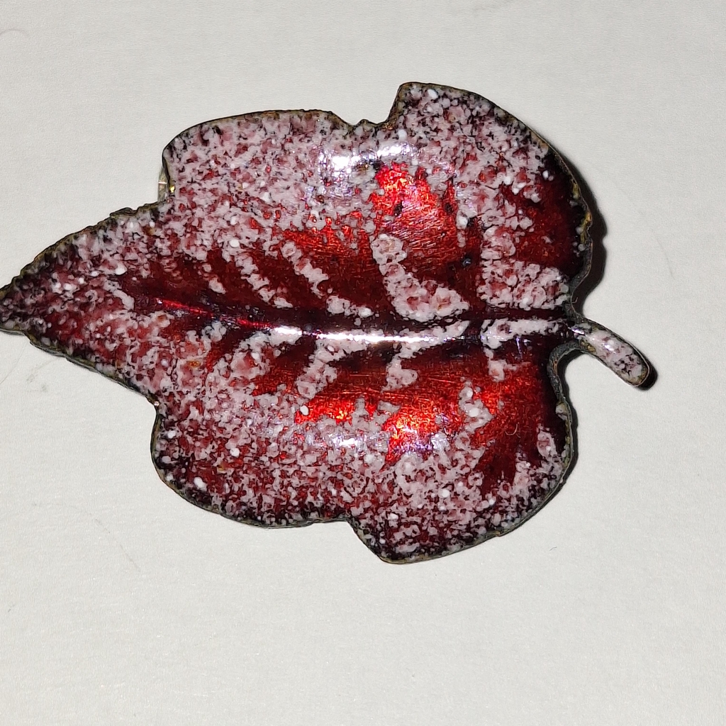 Vintage-Schmuck, Taschen & dekorative Einzelstücke –
mit Liebe restauriert, nachhaltig & einzigartig.

