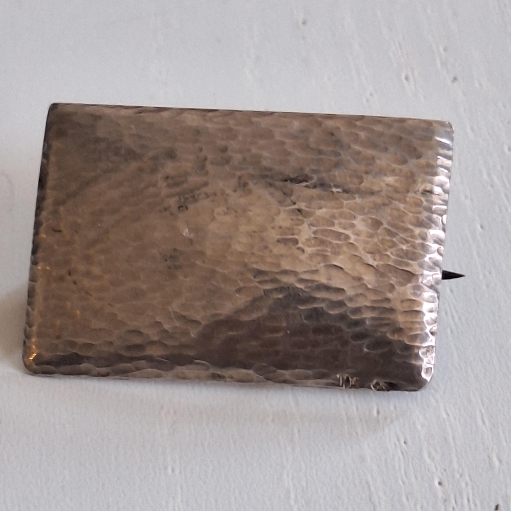 🌿 AustronArt – Vintage mit Verantwortung

Schmuck. Taschen. Dekoratives.

Nachhaltig. Ressourcenbewusst. Mit Stil.

Bei AustronArt finden Sie einzigartige Vintage-Schmuckstücke, stilvolle Taschen und dekorative Objekte mit Geschichte. Jedes Stück wurde sorgfältig ausgewählt, restauriert oder upgecycelt – mit dem Ziel, Schönheit zu erhalten und Ressourcen zu schonen.

✨ Upcycling mit Seele
Durch liebevolle Reinigung, kleine Reparaturen und kreative Neugestaltung entsteht aus dem Vorhandenen wieder Neues – stilvoll, individuell und umweltfreundlich.

♻️ Warum neu kaufen, wenn das Original besser ist?
Vintage ist mehr als nur ein Trend – es ist eine bewusste Entscheidung für Qualität, Charakter und Nachhaltigkeit.

🌍 Unser Beitrag zur Umwelt:

Erhalt statt Entsorgung

Handverlesene Stücke statt Massenware

Ressourcenschonende Verpackung & Versand



---

📌 Entdecken Sie unsere Kollektion und setzen Sie ein Zeichen – für Stil mit Geschichte und Zukunft.


---