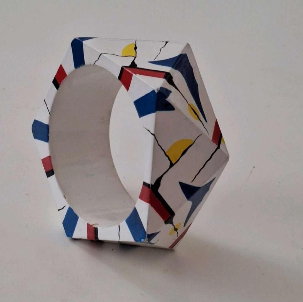 Entdecken Sie handverlesene Schmuckstücke, antike Accessoires und rare Fundstücke aus vergangenen Epochen – liebevoll restauriert und nachhaltig erhalten.