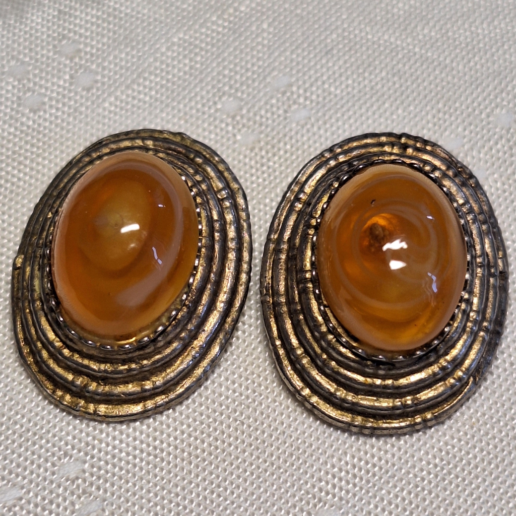 Schmuck mit Geschichte,
Accessoires mit Charakter,
Design mit Seele.
