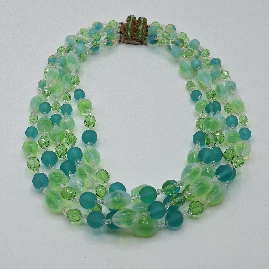 Nachhaltig & einzigartig
Unsere Stücke erzählen Geschichten vergangener Zeiten – liebevoll restauriert, upgecycelt und ressourcenschonend. Für stilbewusste Menschen mit Verantwortung – Vintage statt neu, Qualität statt Masse.
