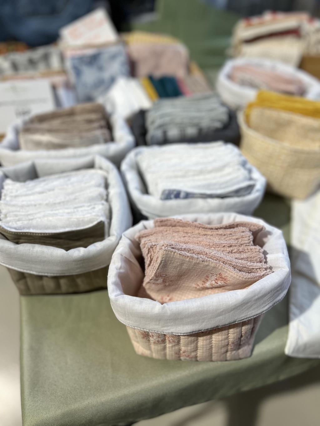 Corbeilles en tissus et leurs lingettes coordonnées