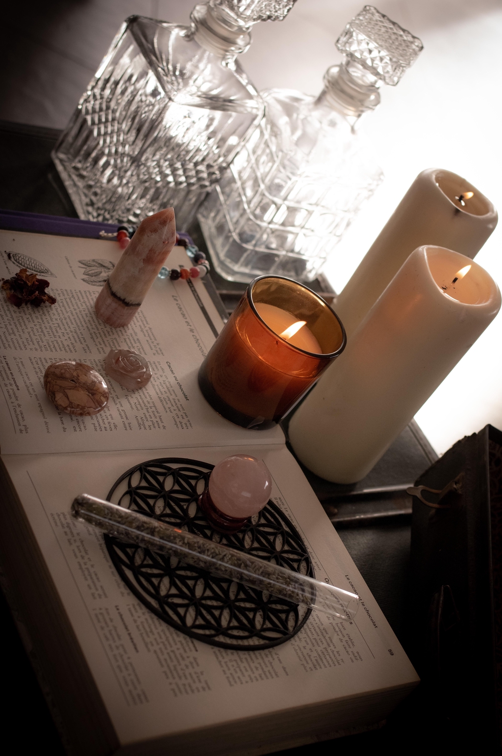 Sororité de la Lune 🌓🌕🌗 est une boutique en ligne de bijoux holistiques fabriqués de façon artisanale à partir de pierres semi-précieuses et minéraux.

Fabrication également d’accessoires pour l’entretien de vos bijoux mais aussi pour vous accompagner partout et dans toutes situations (pochons d’intention, porte-clés, etc.)

Les bijoux et accessoires sont fabriqués afin de vous aider dans des thématiques particulières (sommeil, féminin sacré, cycle menstruel, grossesse, allaitement, stress, protection, etc.) mais aussi pour vous accompagner dans votre développement personnel avec notamment les chemins de vie et les pierres de naissance calculés à partir des principes utilisés en numérologie. 

N’hésitez pas à visiter le site ou à me contacter pour toute question ou demande particulière.

Charlotte 🖤🔮🕯