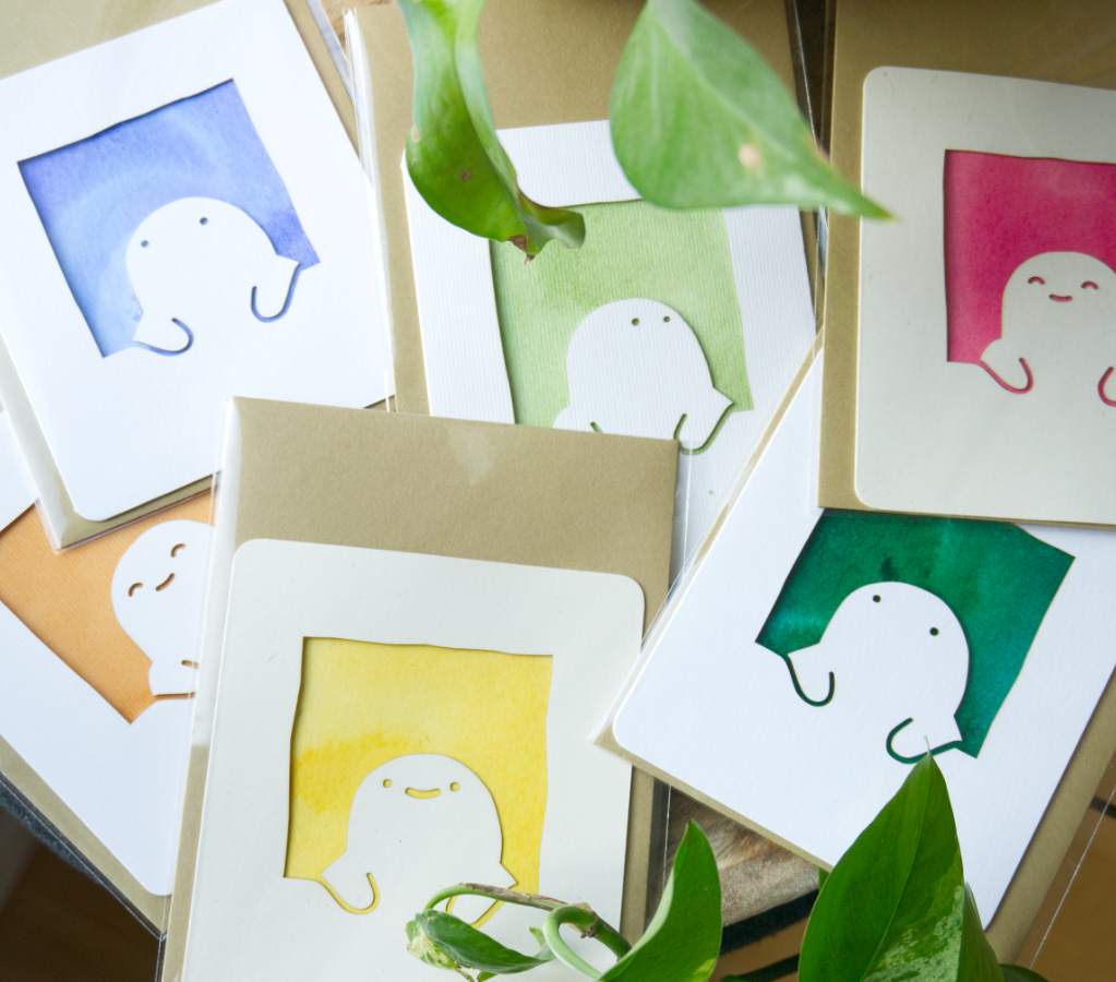 Cartes blanches avec fonds colorés diversifiés, emballées avec leur enveloppe kraft