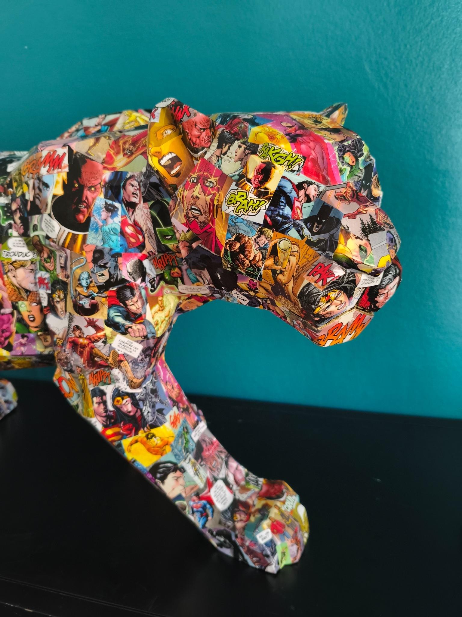 Statuette de panthère transformée par Tony Debs et entièrement recouverte à la main de fragments de bandes dessinées colorées