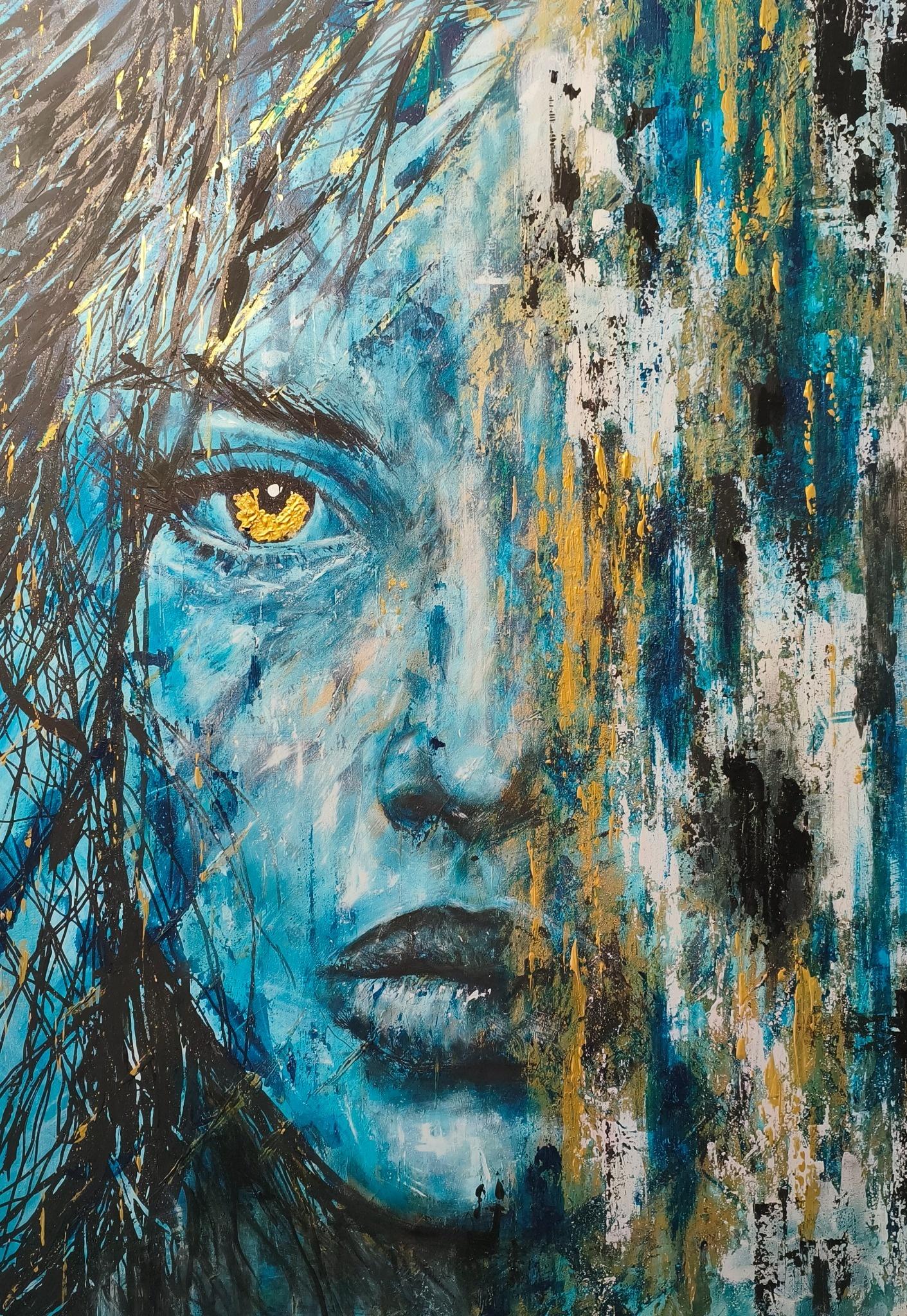 Portrait féminin contemporain de Tony Debs en tons bleus, noirs et dorés, mêlant regard intense, matière et gestes graphiques