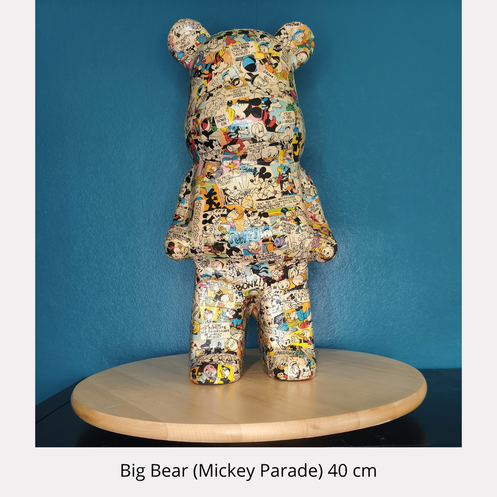 Big Bear Disney, sculpture en céramique de 40 cm recouverte de collages BD, pièce unique de Tony Debs