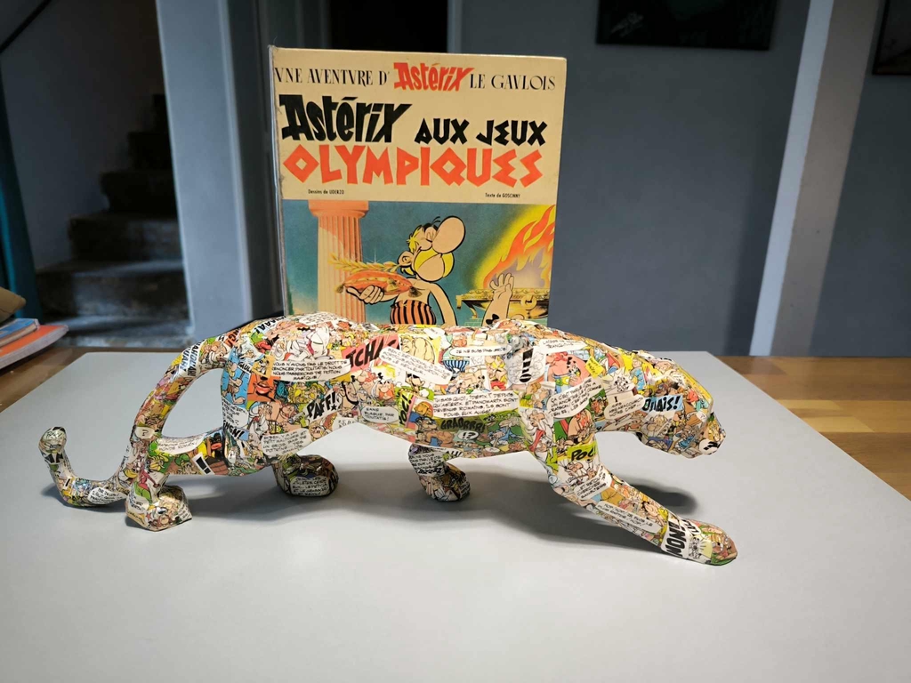 Panthères en résine de Tony Debs recouvertes à la main de collages BD et manga