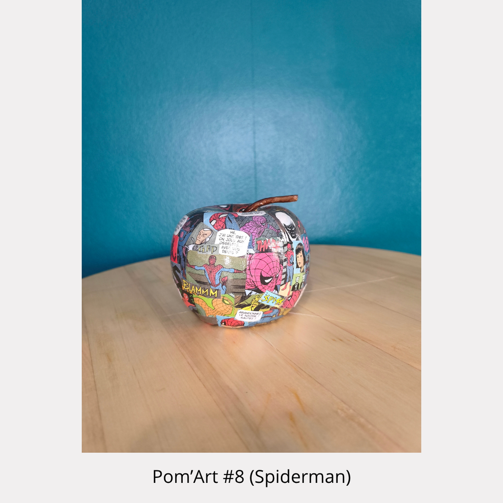 Pom’Art #8 Spiderman, sculpture en céramique de 7 cm recouverte de collages BD, pièce unique de Tony Debs