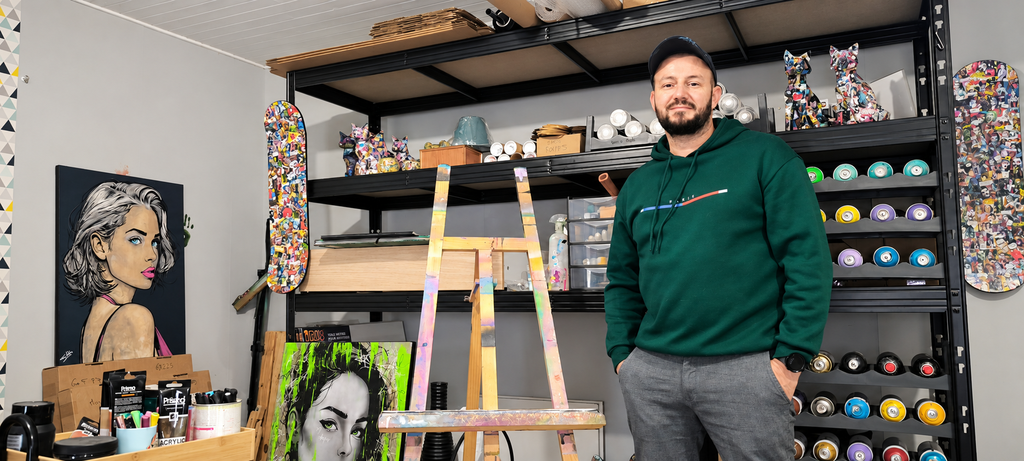 Tony Debs, artiste contemporain dans son atelier