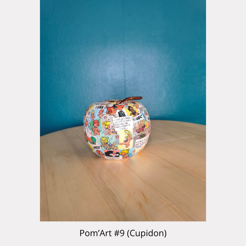 Pom’Art #9 Cupidon, sculpture en céramique de 7 cm recouverte de collages BD, pièce unique de Tony Debs