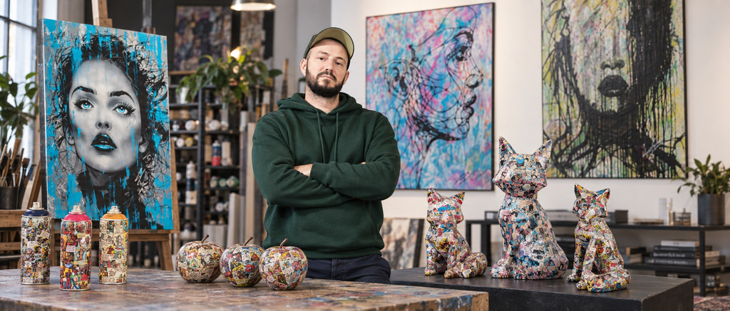 Tony Debs dans son atelier entouré de ses peintures contemporaines et créations en volume.