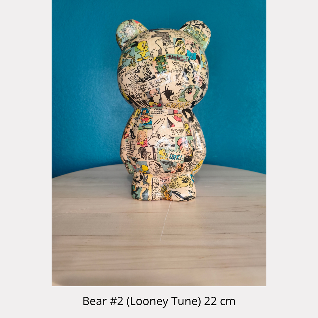 Bear #2 Looney Tunes, sculpture recouverte à la main de collages de bande dessinée, pièce unique de Tony Debs
