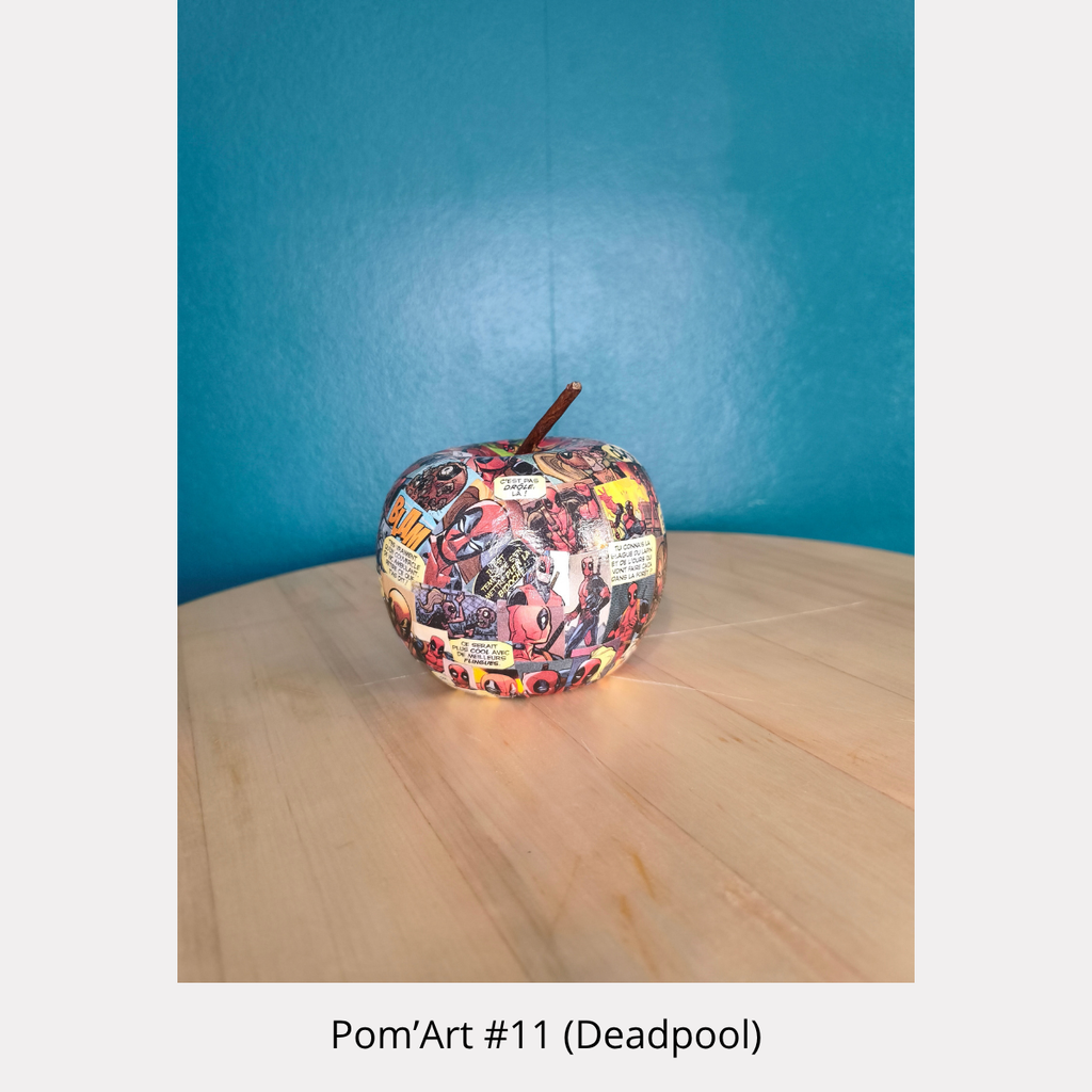 Pom’Art #11 Deadpool, sculpture en céramique de 7 cm recouverte de collages comics, pièce unique de Tony Debs