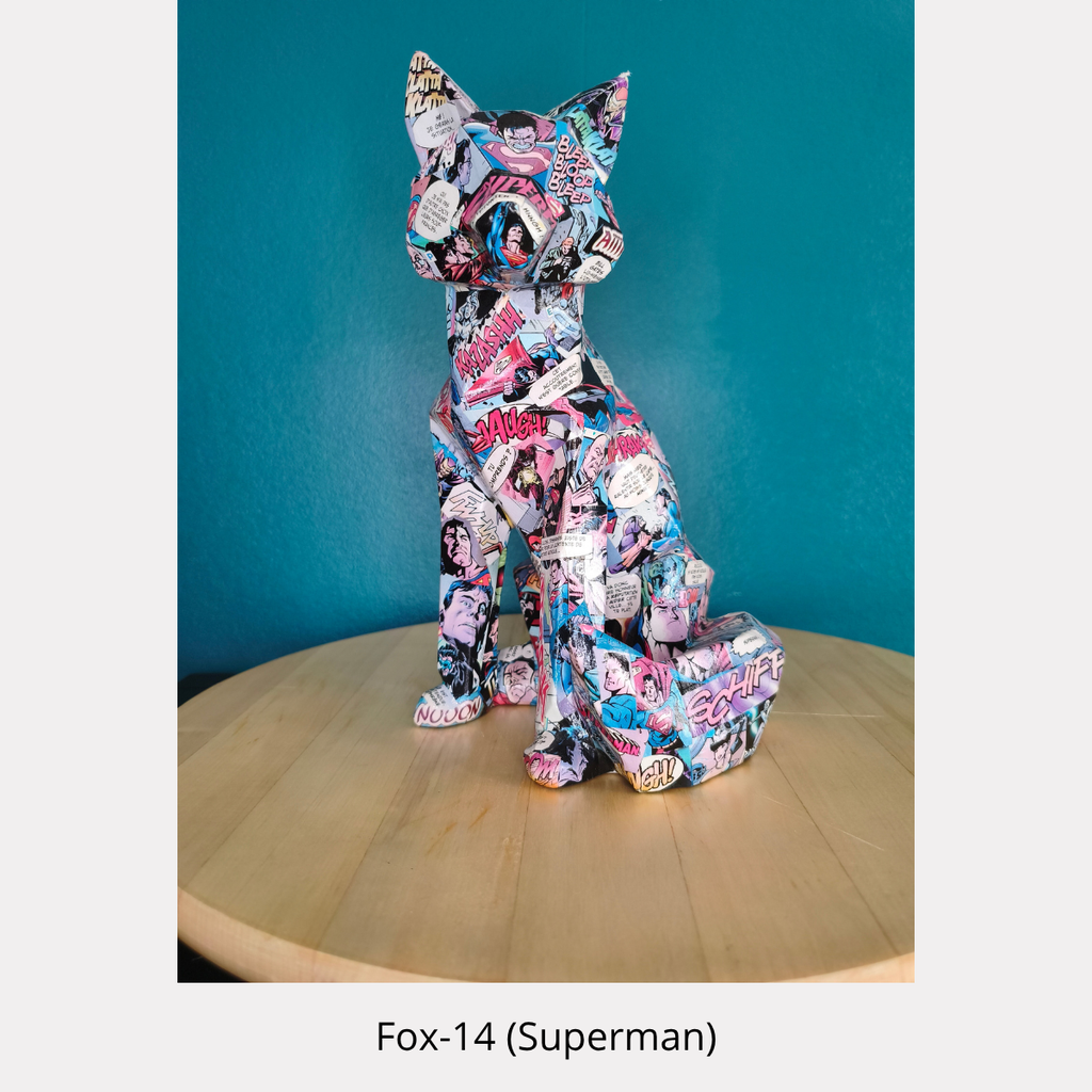 Fox en résine de 25 cm recouvert d’une bande dessinée Superman, pièce unique de Tony Debs