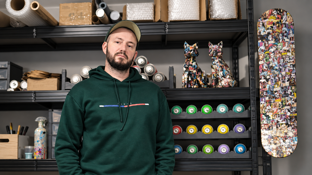 Tony Debs dans son atelier entouré de ses peintures et créations artistiques
