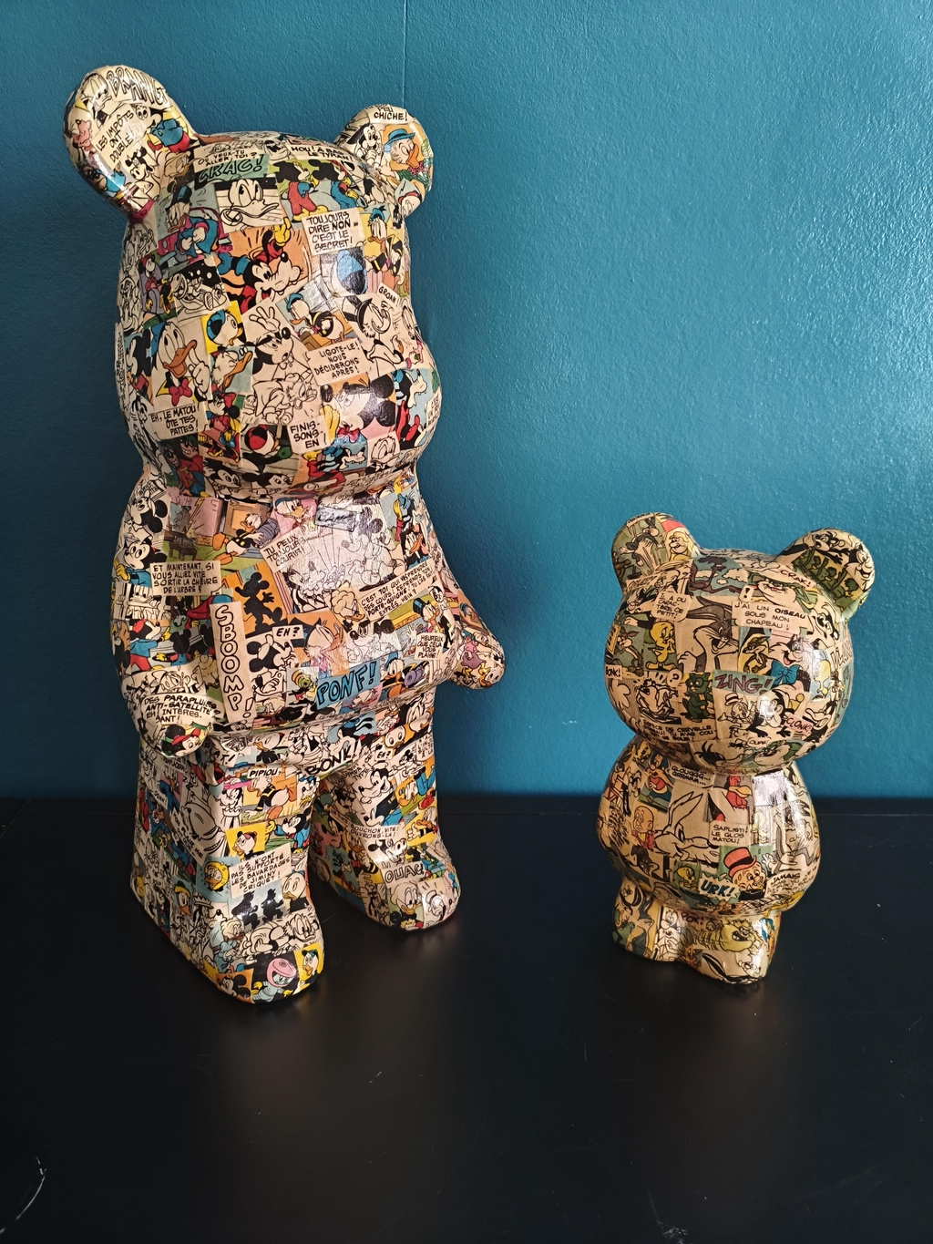 Créations Nounours de Tony Debs recouvertes à la main de collages de bandes dessinées