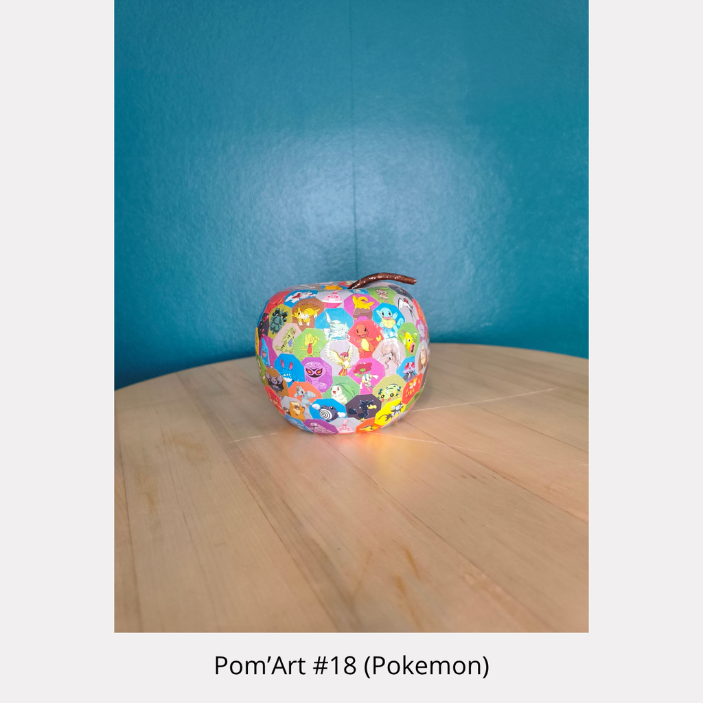 Pom’Art #18 Pokémon, sculpture en céramique de 7 cm recouverte de collages manga, pièce unique de Tony Debs