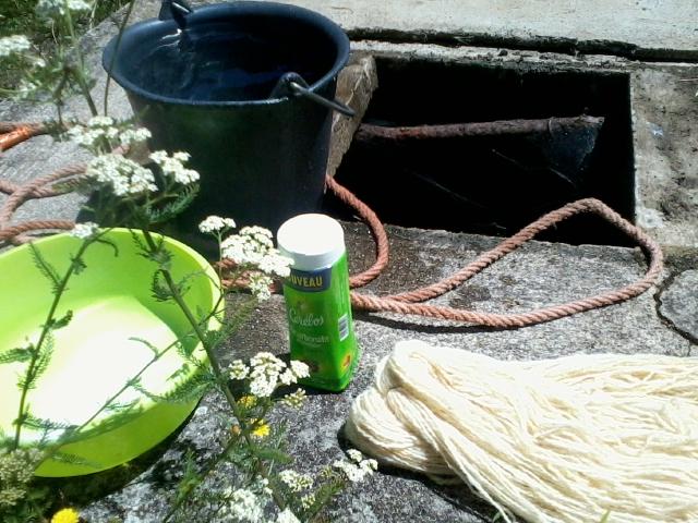lavage d'un écheveaux avec l'eau du puit