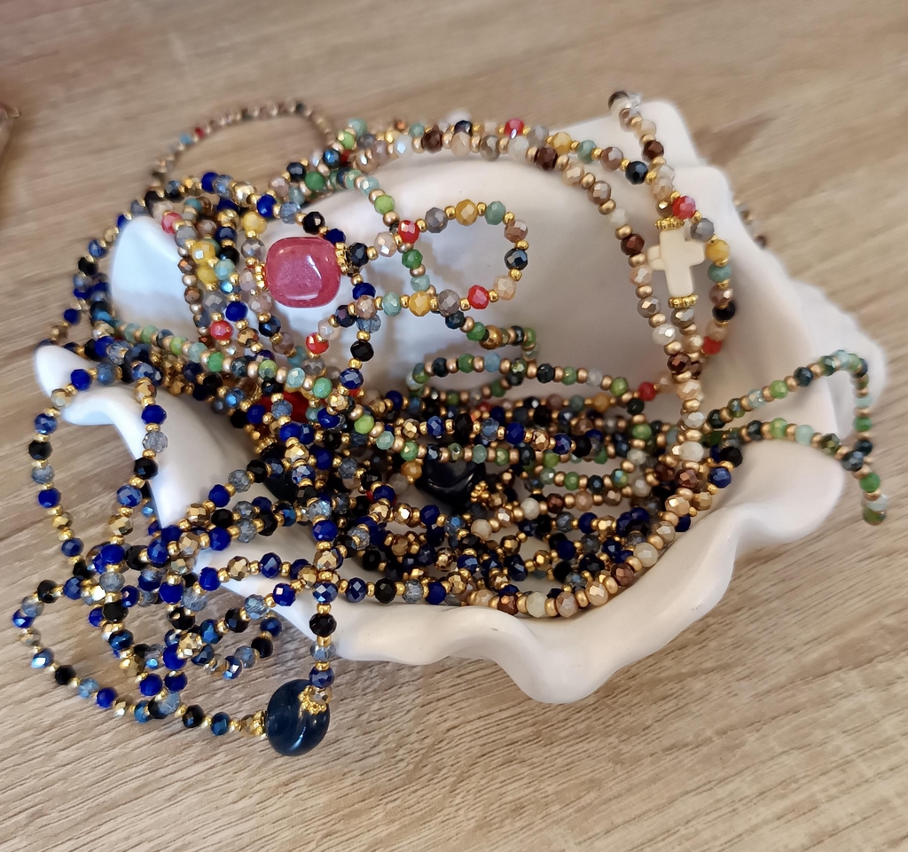 Bijoux en perles de verre, colorés. Bijoux multi-rangs, se porte en bracelets ou colliers. Bijoux élastiques. Bijoux féminins et élégants. Un bijou à porter au quotidien pour illuminer une tenue.