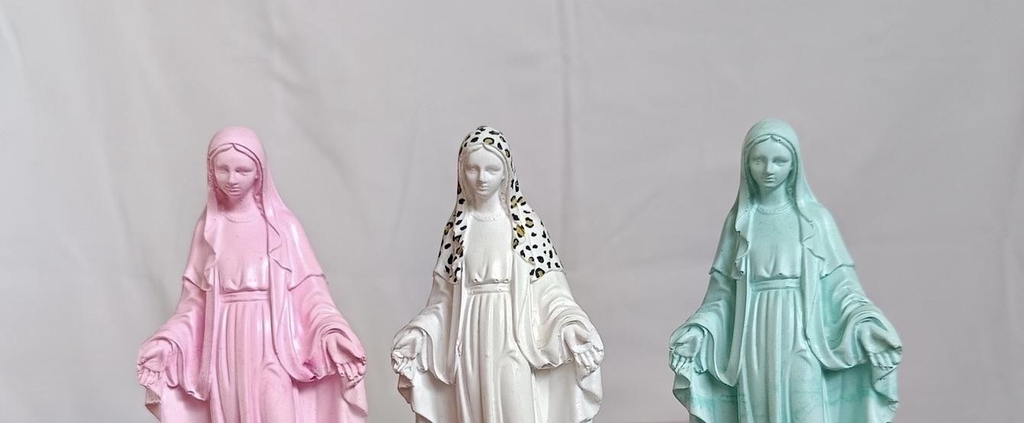 Décoration religieuse, statue de la Vierge Marie. Décoration spirituelle fait main, couleurs lumineuses. Motifs modernes. Objet déco unique et original. Idéal cadeau mariage, baptême, communion.