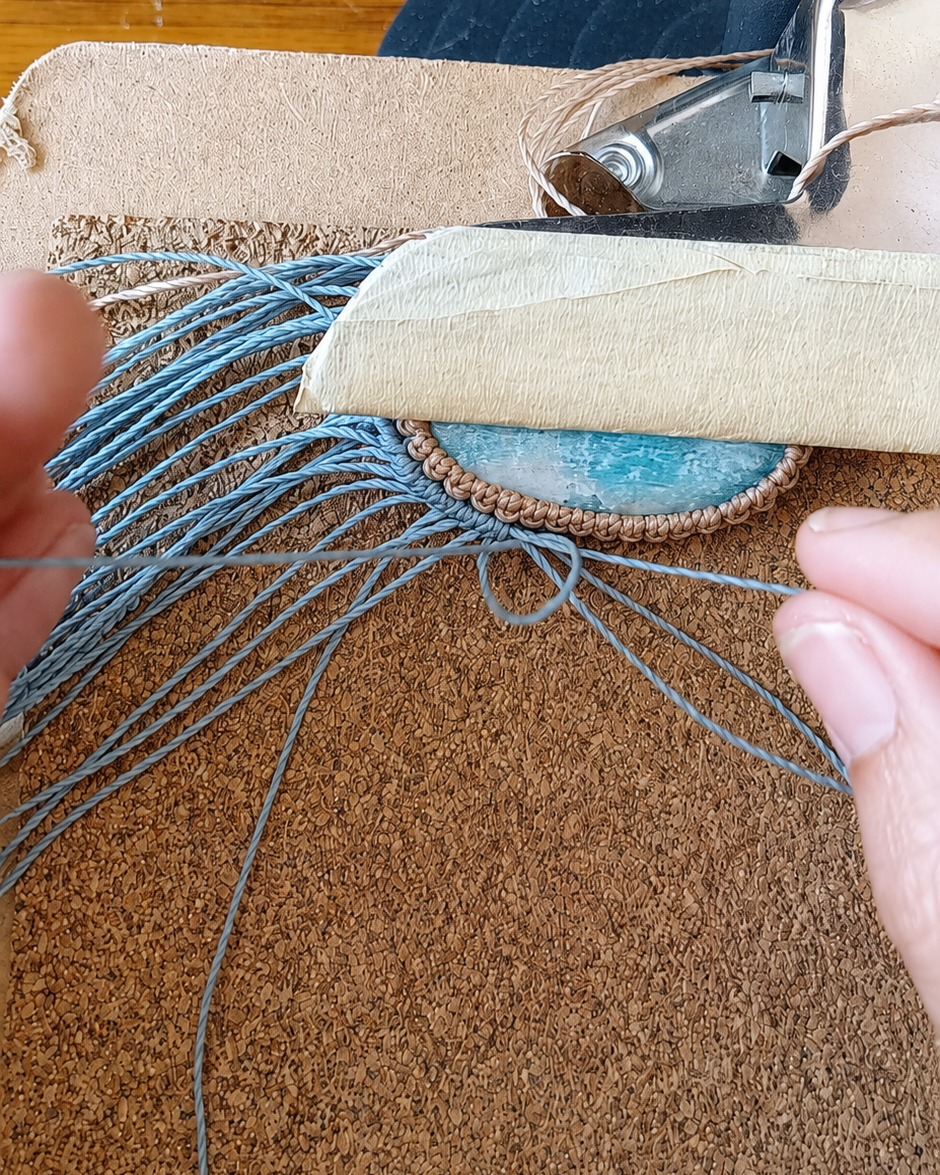 Processo de criação de uma peça em micro macramé com cristal