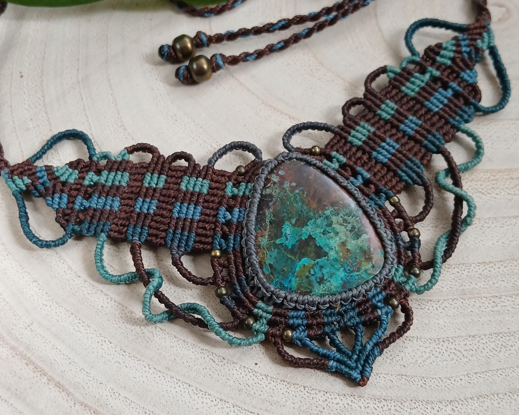 Colar artesanal em micro macramé com Crisocola