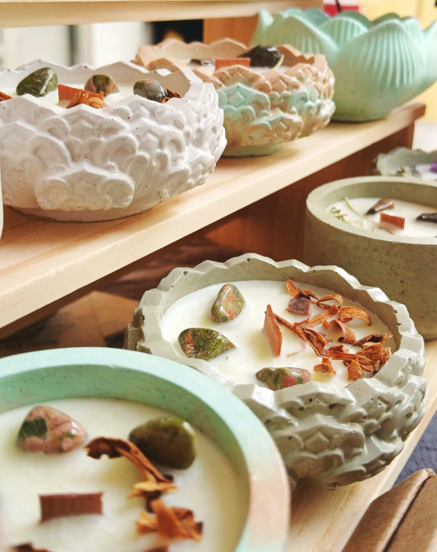 Velas artesanais em recipientes de cimento
