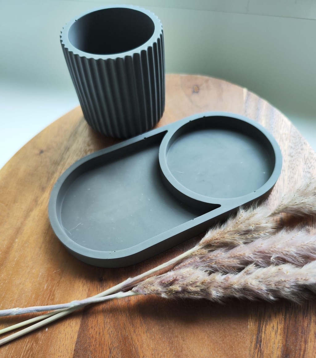 Tarjottimia, kynttilänjalkoja, saippua-alustoja, maljakoita, säilytyspurkkeja.