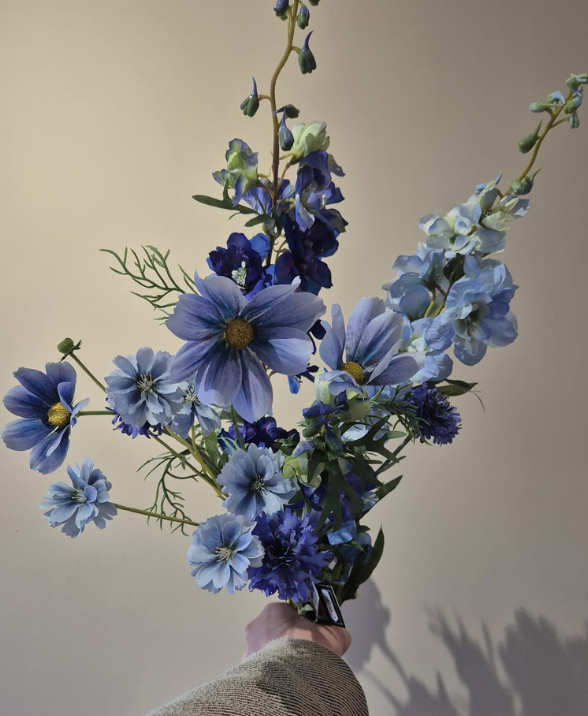 Blauwe zijden bloemen voor in een zijden boeket bij Sveervol wonen
