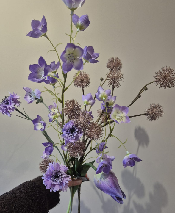 Paarse zijden bloemen voor in een zijden boeket bij Sveervol wonen