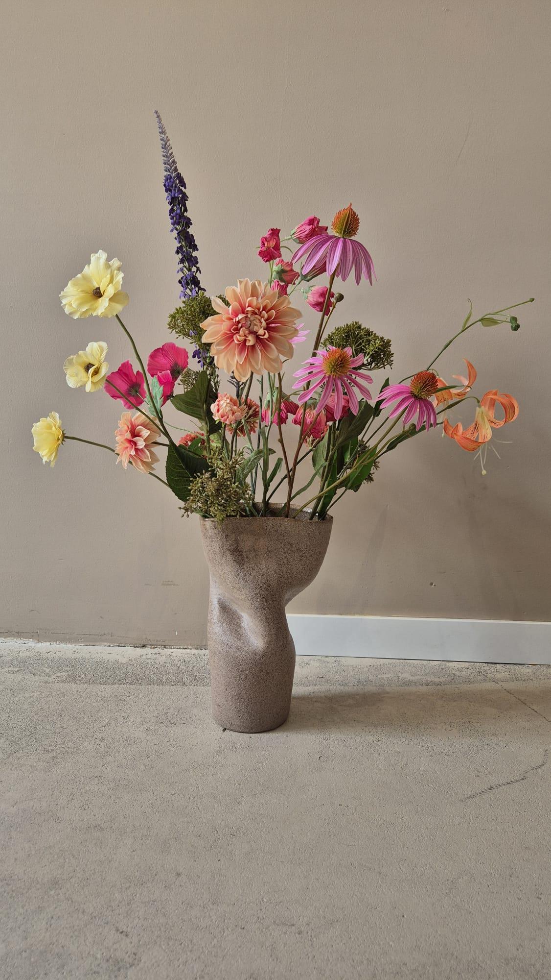 Zijden bloemen en vazen stylen als een pro bij sveervol wonen doen we het altijd zo. 