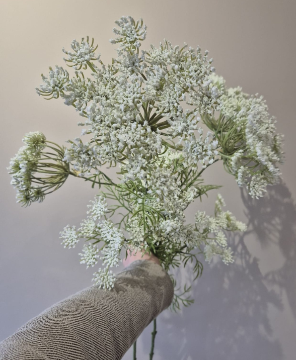 Witte zijden bloemen voor in een zijden boeket bij Sveervol wonen