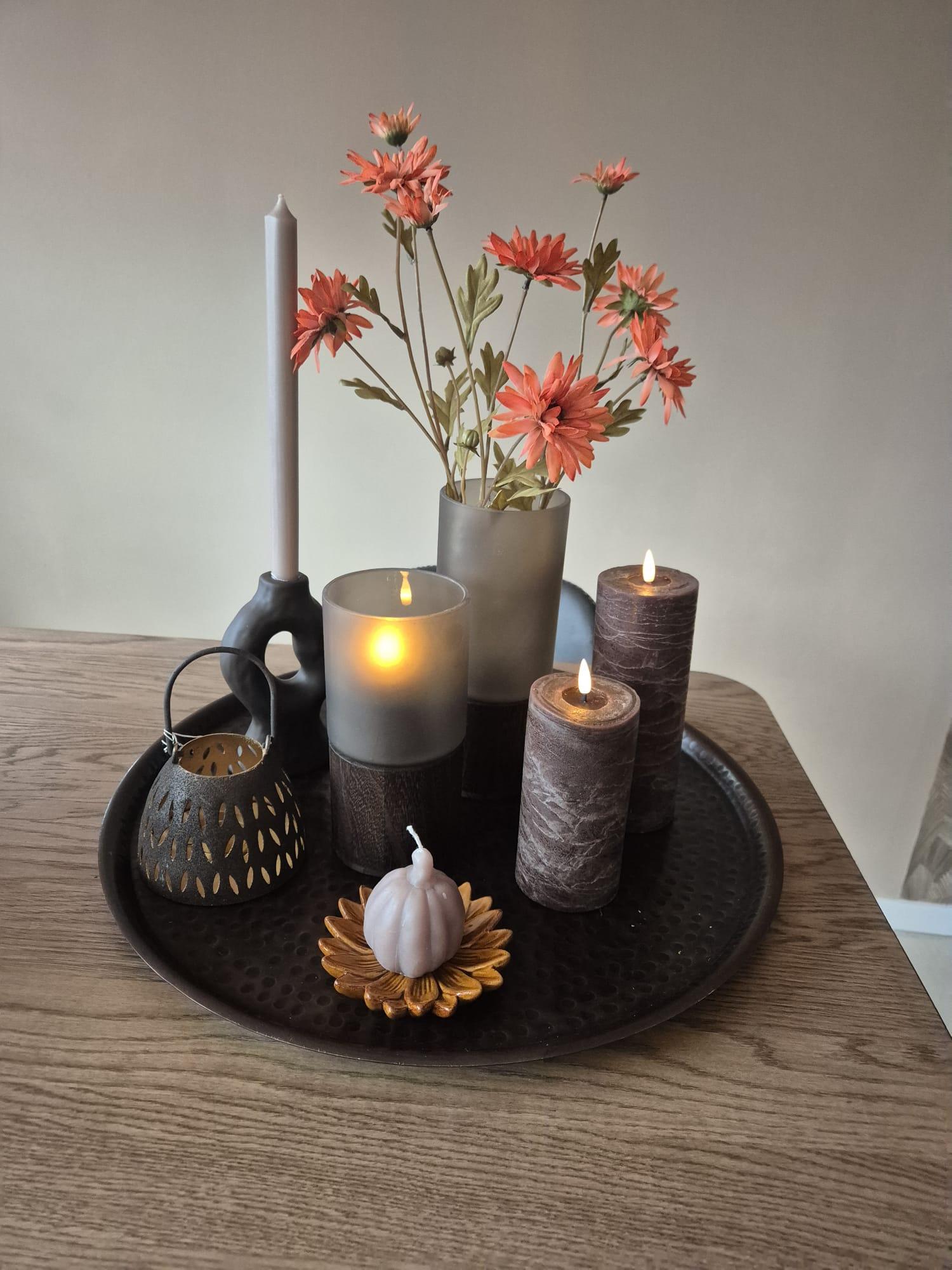 Stylen met een plateau of dienblad – eindeloos combineren met kaarsen, windlichten en bloemen