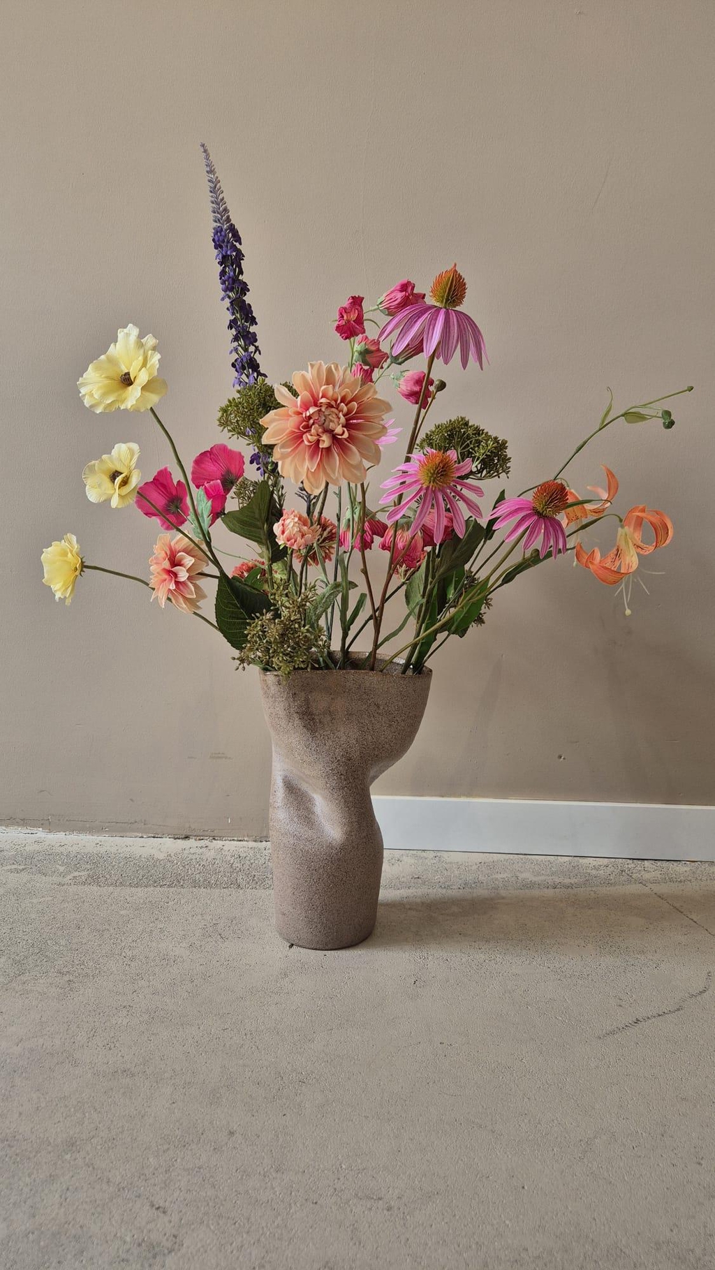 Zijden bloemen en vazen stylen als een pro bij sveervol wonen doen we het altijd zo. 