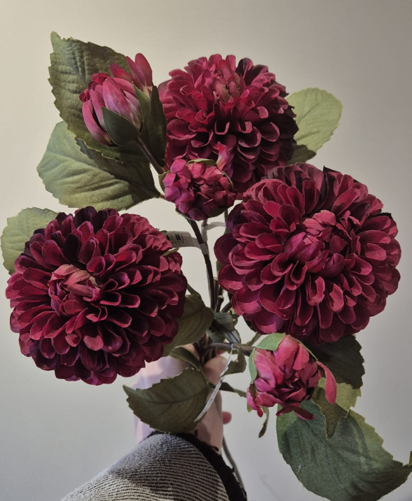 Rode zijden bloemen voor in een zijden boeket bij Sveervol wonen