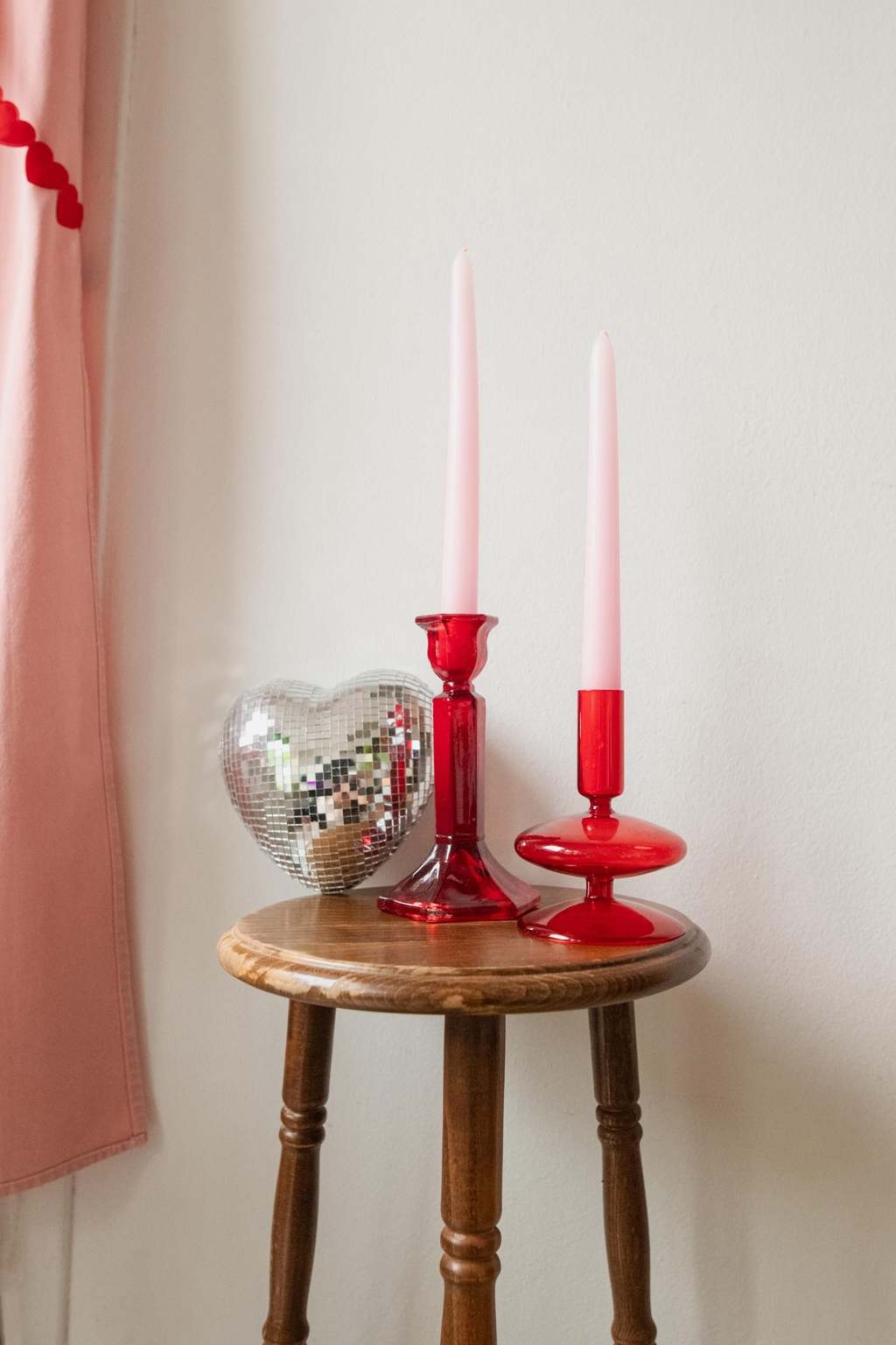 Étagère rose bubblegum remplie d’accessoires déco colorés : figurine Pikachu, bougeoir en verre, mini vase et plantes dans des pots pétillants. Idéal pour créer un intérieur dopamine plein de vie et de bonne humeur, où chaque objet apporte fun et personnalité.