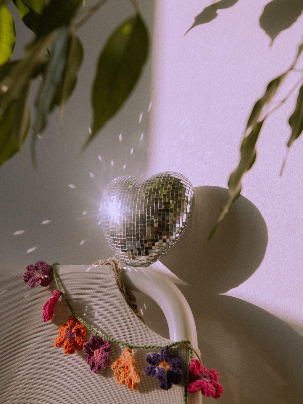 Déco cœur disco scintillant 🌟 avec guirlande crochet et plante verte
